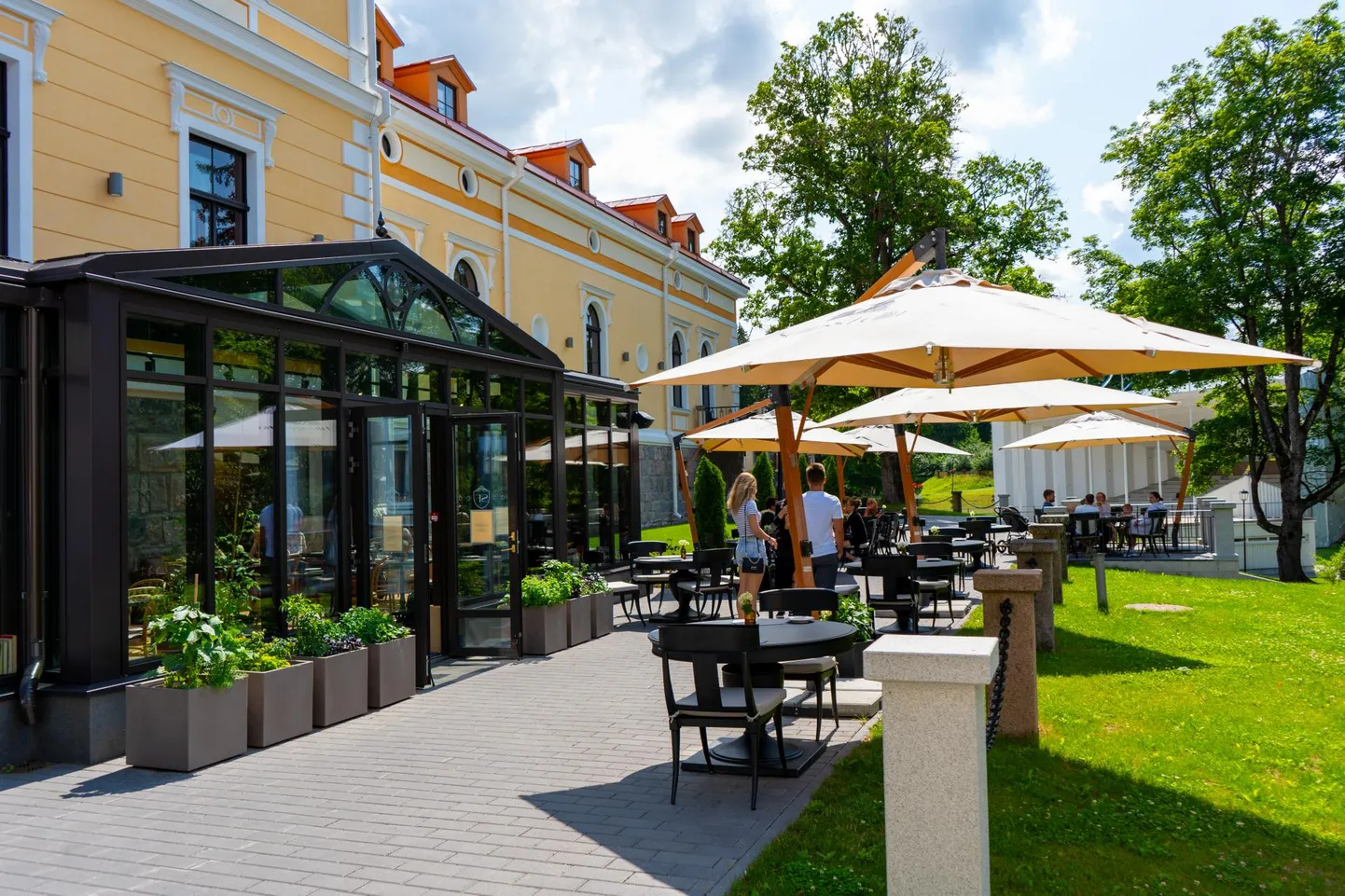 Vanas Viljandi mõisas tegutsevas kohvikus Novell on võimalik toitu nautida ka vabas õhus.