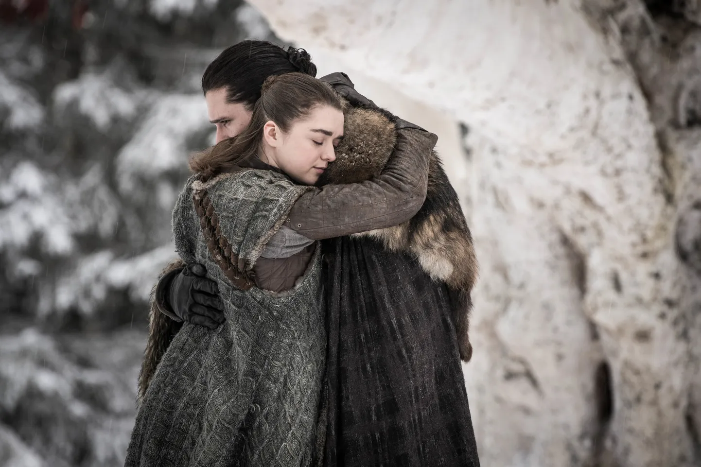Näitlejad Maisie Williams ja Kit Harington telesarjas "Troonide mäng".