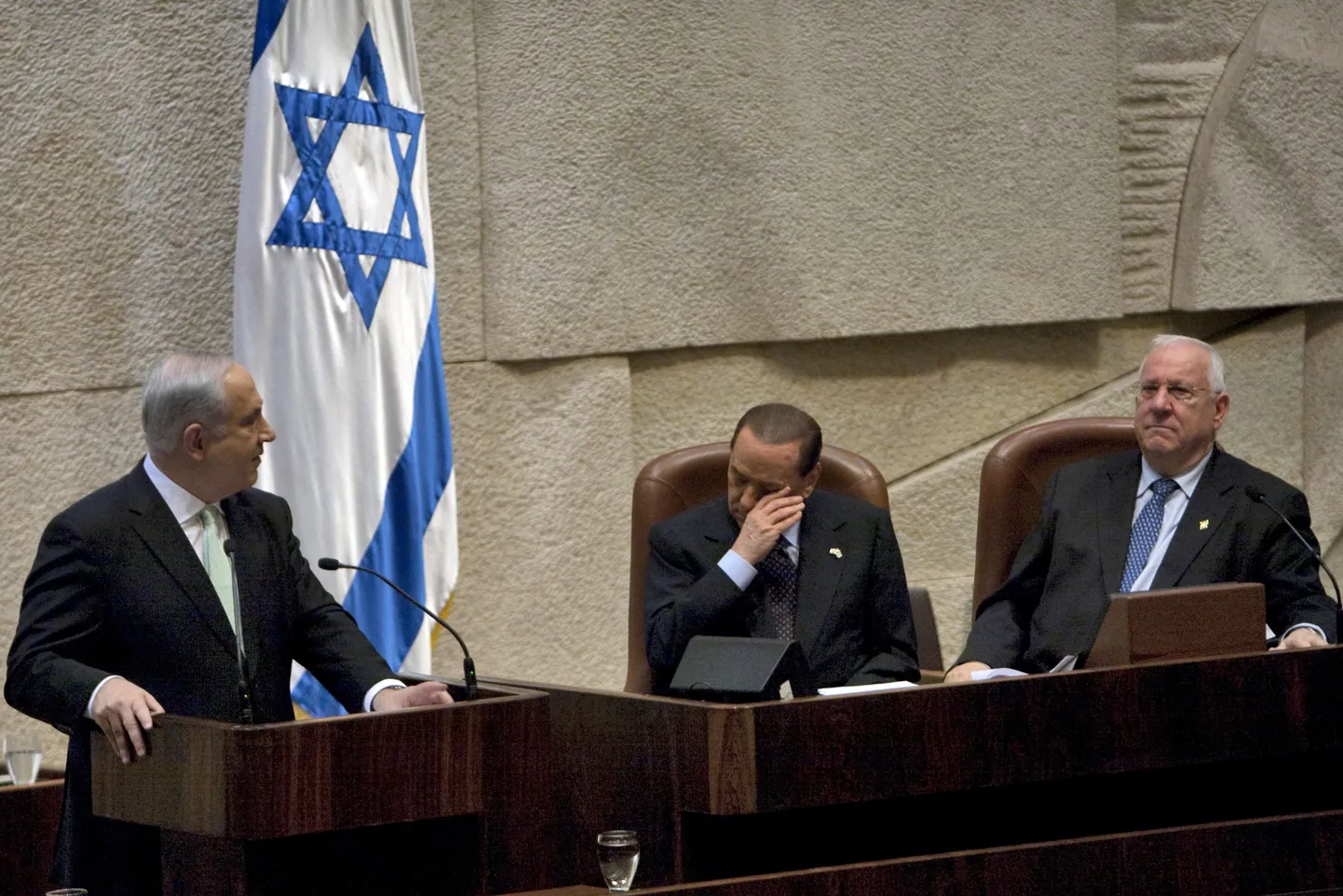 Itaalia peaminister Silvio Berlusconi (keskel) ja Iisraeli peaminister Benjamin Netanyahu (vasakul).