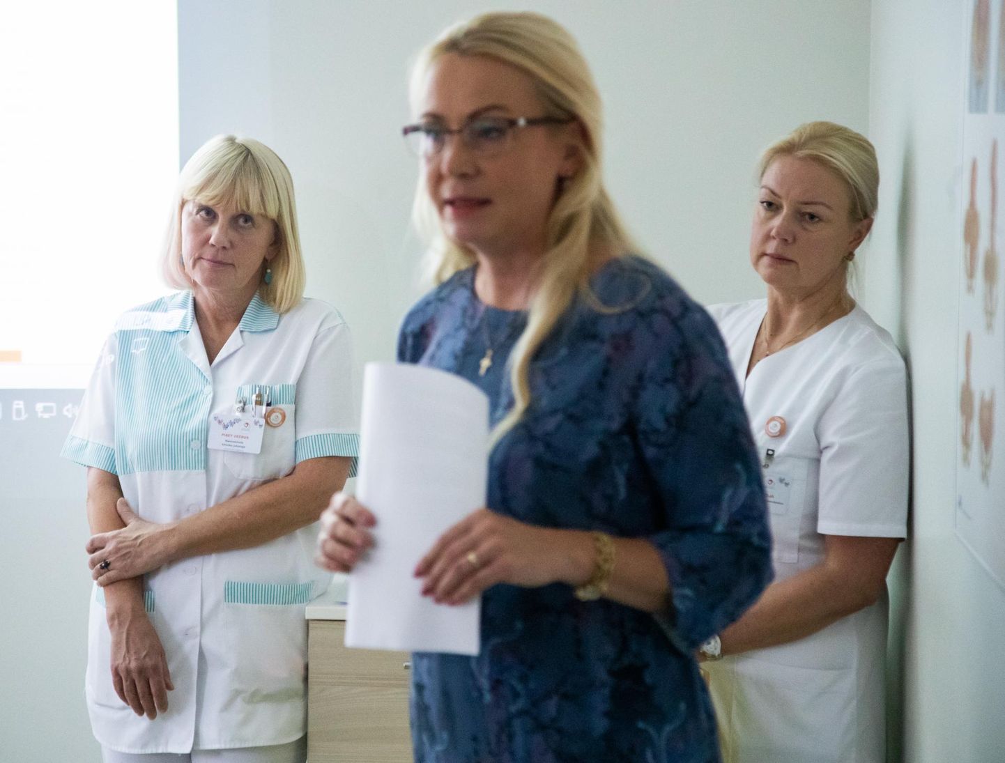 Заведующая женской клиникой Ляэне-Таллиннской центральной больницы Пирет Веэрус (слева) вместе с коллегами с удивлением слушали, что говорит министр по делам народонаселения Рийна Сольман о семейном насилии.