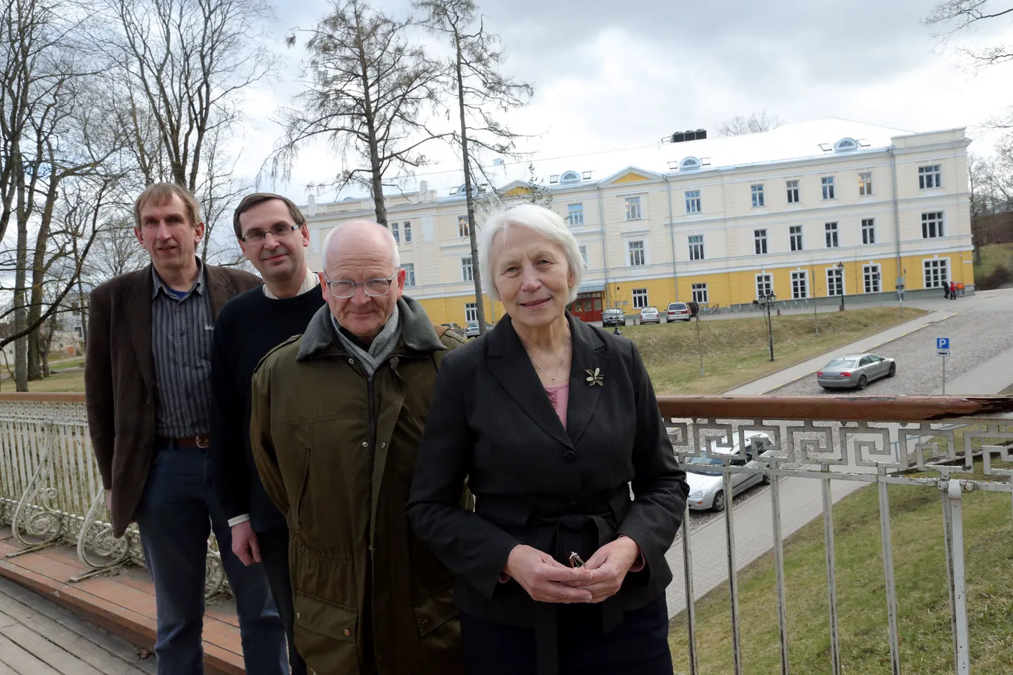 Sotsioloogiaõppejõud Andu Rämmer (vasakult), Avo Trumm, Henn Käärik ja Liina-Mai Tooding kustuvad laupäeval nii vilistlasi kui kolleege Lossi tänava majja sünnipäevaseminarile.
