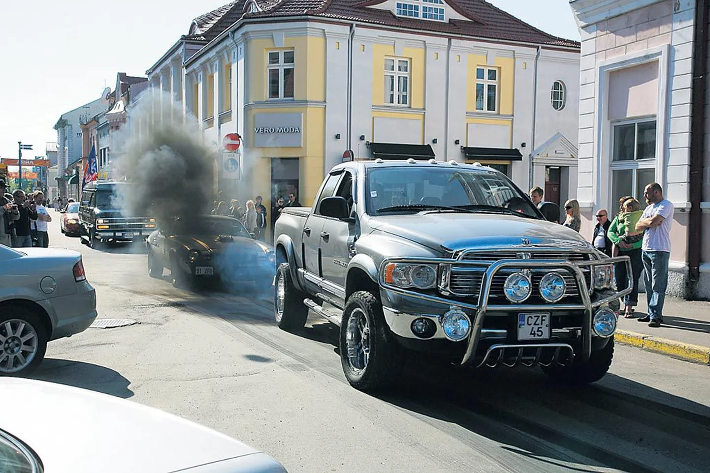 Ulakamad USA autode omanikud panid Rüütli tänaval rehvid suitsema.