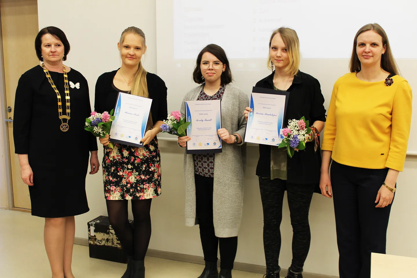 Aime Keis (vasakult, Tartu Hansa Rotary klubi president), Hanna Pook (II koht, TÜ), Merily Šmidt (I koht, TÜ), Mariin Pantelejev (III koht), Ann Siiman (žürii esimees, TÜ).