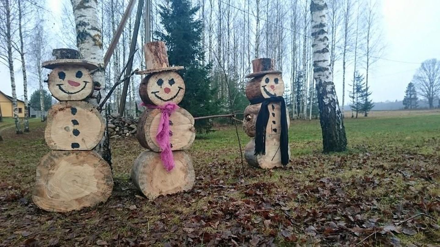 Деревянные снеговики.