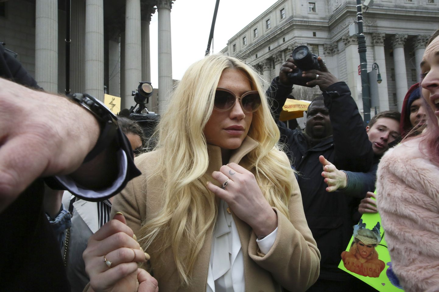 Kesha pärast kohtuistungit.