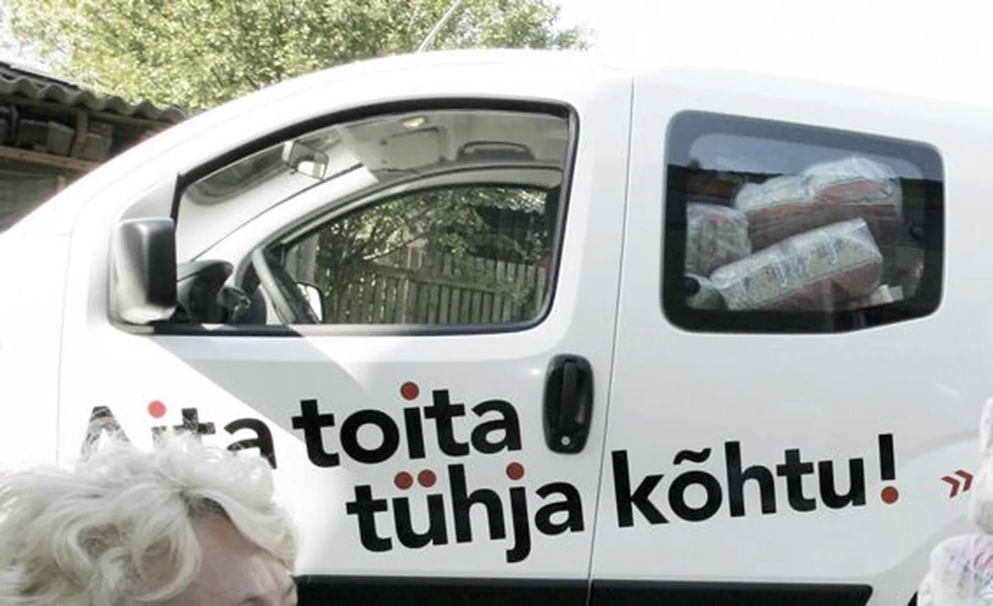 Rakvere linnavalitsus jagab abivajajatele toidupanga talonge, et puudust kannatavad saaksid omale vajalikke toiduaineid.
