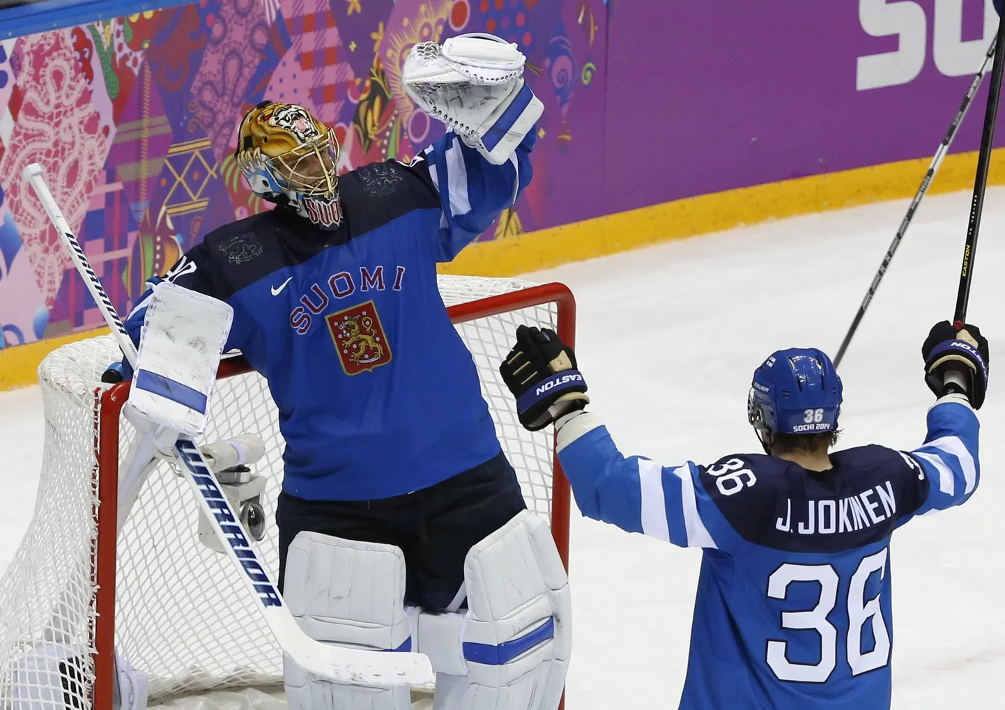 Tuukka Rask koos meeskonnakaaslastega tähistamas.