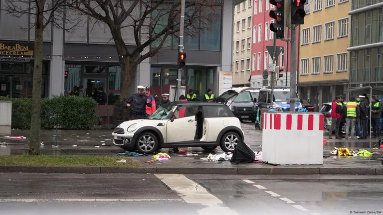 Автомобиль Mini Cooper въехал в толпу