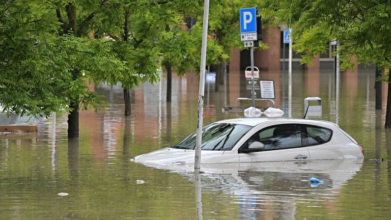 Регион Эмилия-Романья накрыли масштабные наводнения. Погибли по меньшей мере три человека, и власти предупредили людей о необходимости перебраться на возвышенные места
