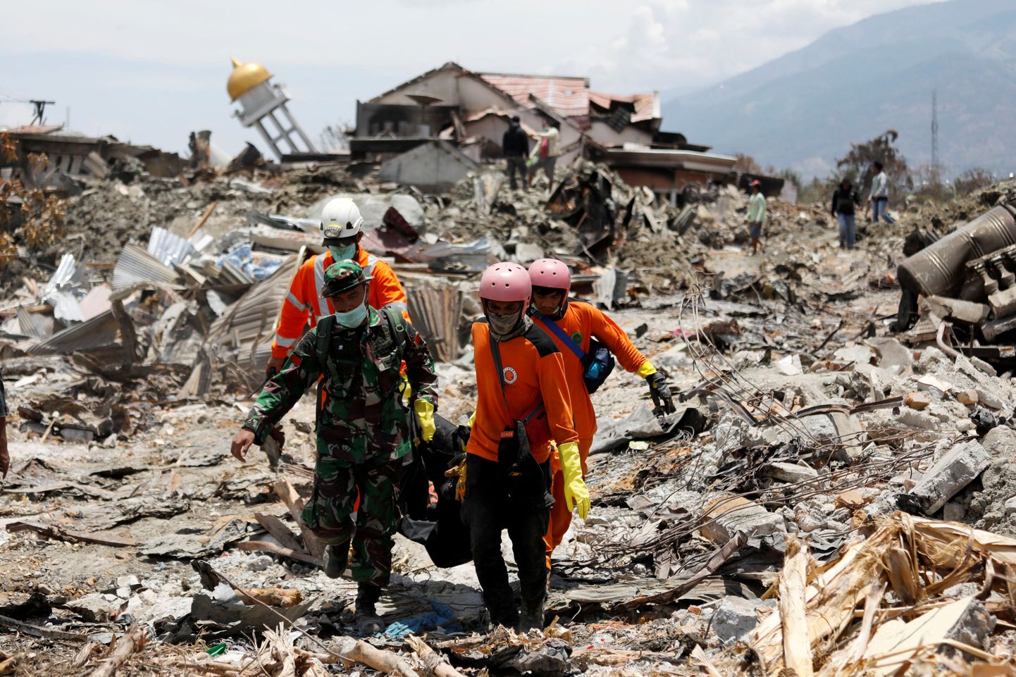 Päästjad transportimas eelmisel nädalal toimund maavärina ohvrit Balaroa linnaosas Palus Sulawesi saarel.