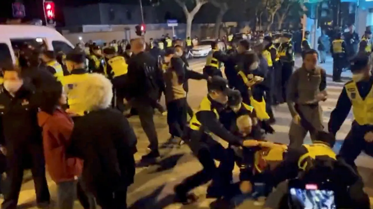"Nost ar Komunistisko partiju!" Ķīnā notikuši protesti pret Covid-19 ierobežojumiem