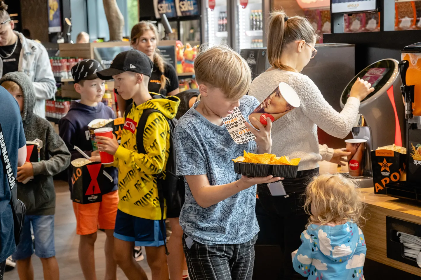 Terviseamet paneb lastevanematele südamele, et kui klass või õpilane on määratud koduõppele, siis tähendab see seda, et laps on sel ajal kodus isolatsioonis ja teda ei saadeta huviringi, õue sõpradega mängima ega mujale vaba aega veetma. Illustratiivsel pildil Jõhvi Apollo Kino avamine 10. juulil 2020.
