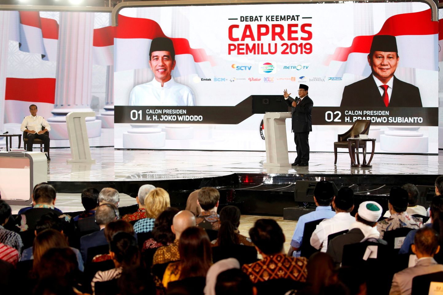 Indoneesia presidendikandidaat Prabowo Subianto võtab 30. märtsil valimisdebatis sõna ning vastaskandidaat Joko Widodo istub ja kuulab, mis tal öelda on.