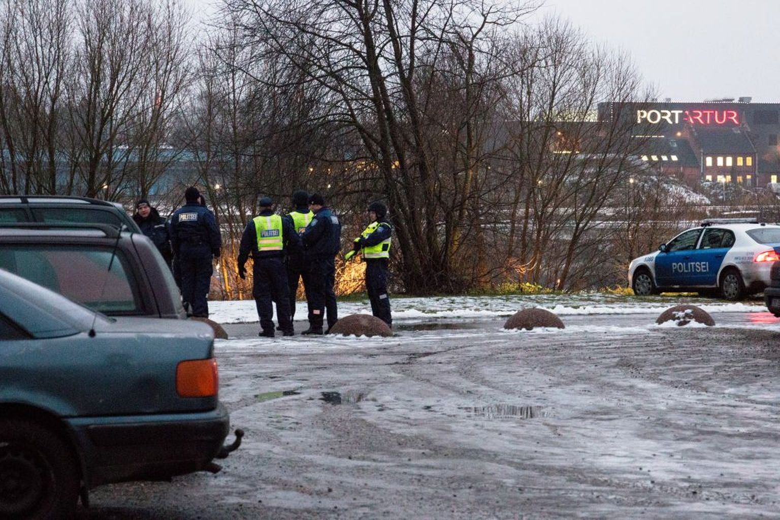 Politseinikud Pärnu jõe ääres.