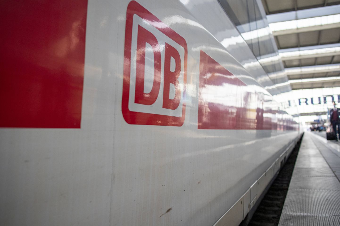 Deutsche Bahni reisirong Müncheni raudteejaamas. Foto on illustratiivne.
