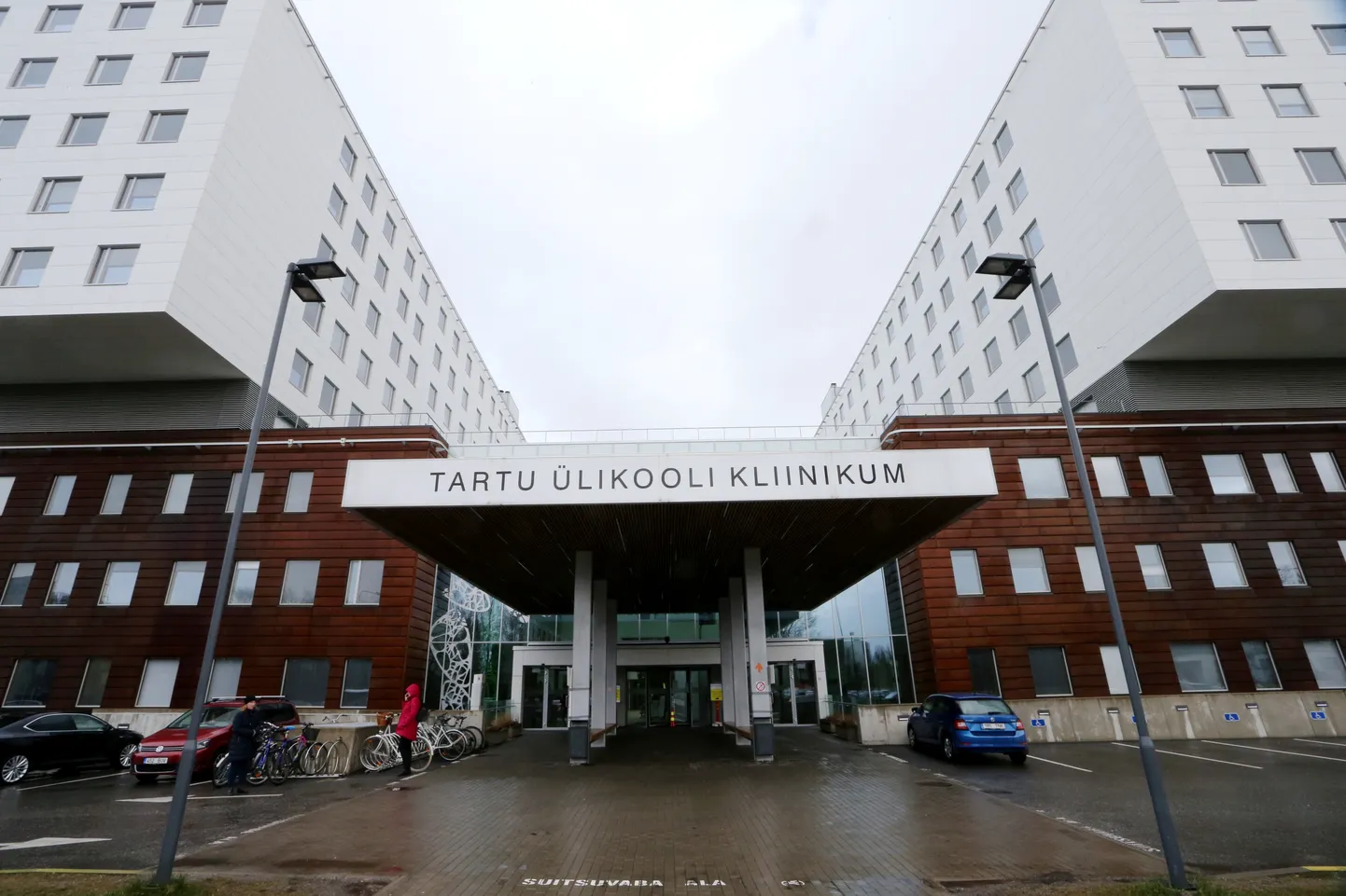 Tartu ülikooli kliinikumi peahoone Lunini tänava poolne sissekäik.