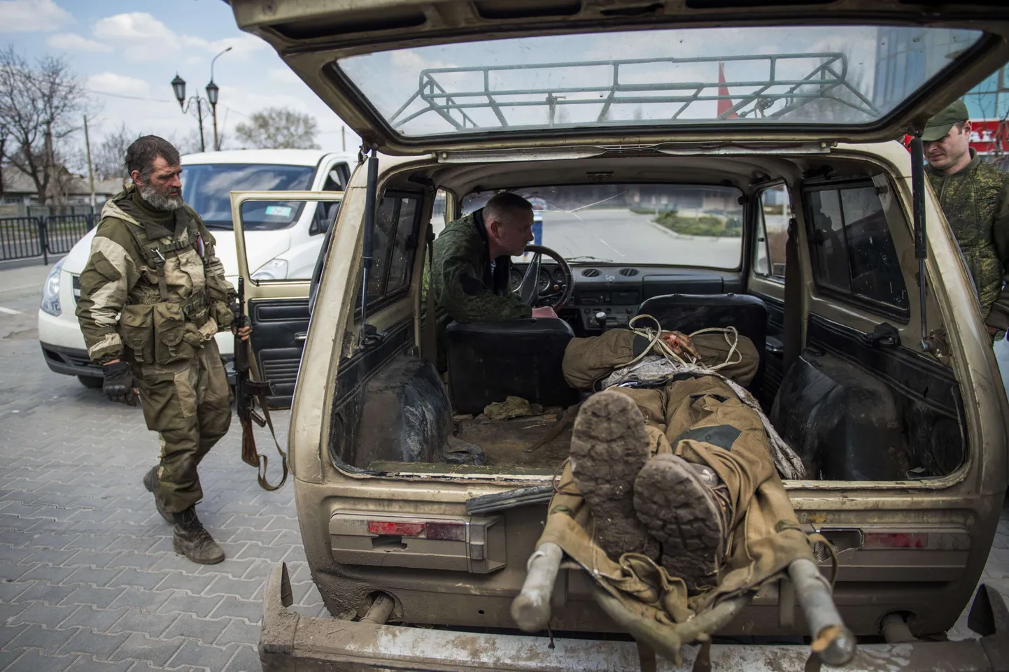 Separatistid koos lahingus hukkunud valitsusvägede sõduriga eile Donetski lennujaama lähistel Jabunkis.