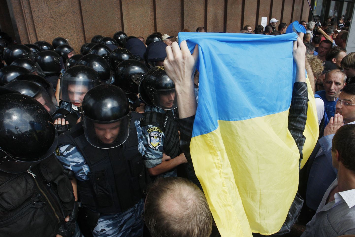 Opositsiooni ja ukraina keele poolehoidja lehvitab Ukraina riigilippu parlamendihoone ees Kiievis.