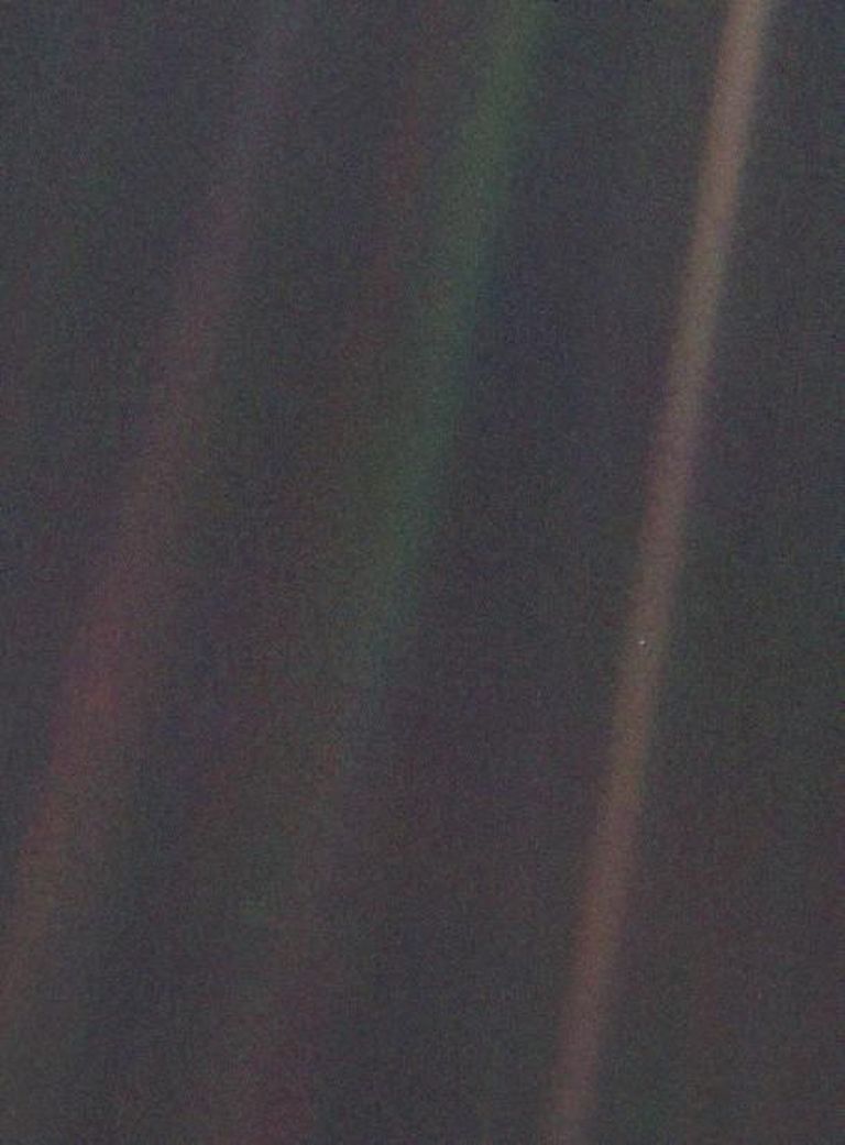 "Kahvatu sinine täpp" - Voyager 1 pardalt tehtud legendaarne foto Maast 6 miljardi kilomeetri kauguselt.