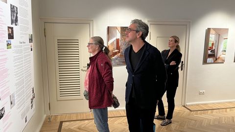 GALERII ⟩ Kahni ja Aalto eramud kohtuvad Kuressaare Raegaleriis