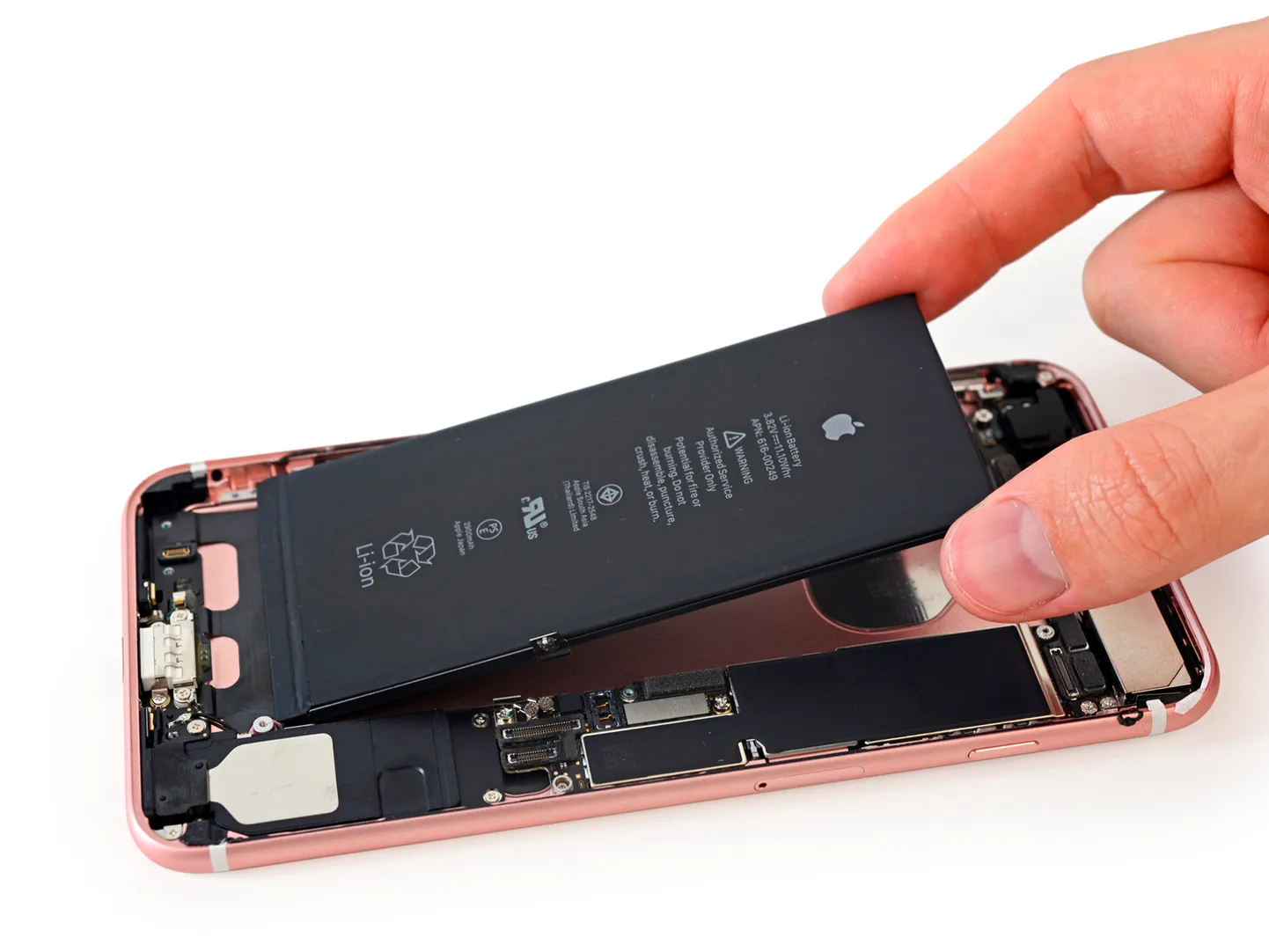 Разобранный iPhone 7 Plus на мероприятии iFixit в Японии. Если новый регламент Евросоюза не регулирует сложность замены батареи, производители могут рекомендовать пользователям выполнять сложную разборку и замену самостоятельно, предоставив вспомогательные материалы и инструменты, как это предлагает iFixit в сотрудничестве с Samsung и Apple.