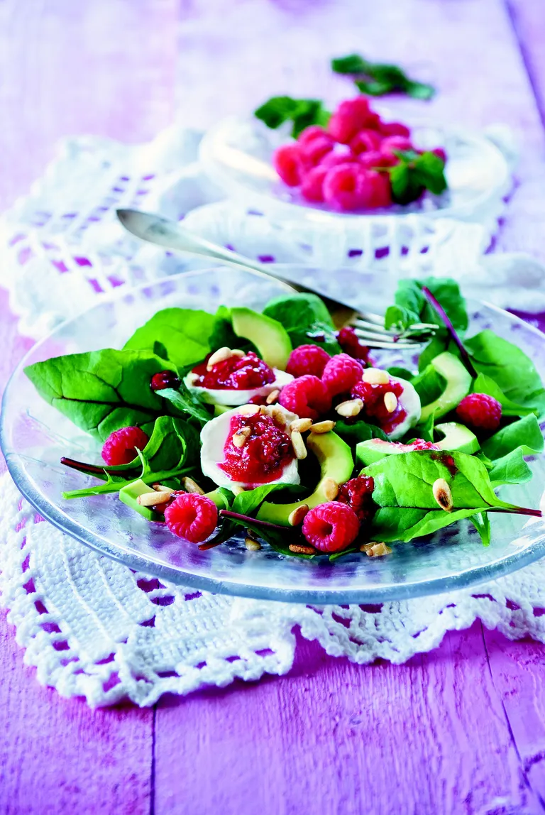 Värske salat kitsejuustu ja vaarikakastmega. / Jaan Heinmaa/