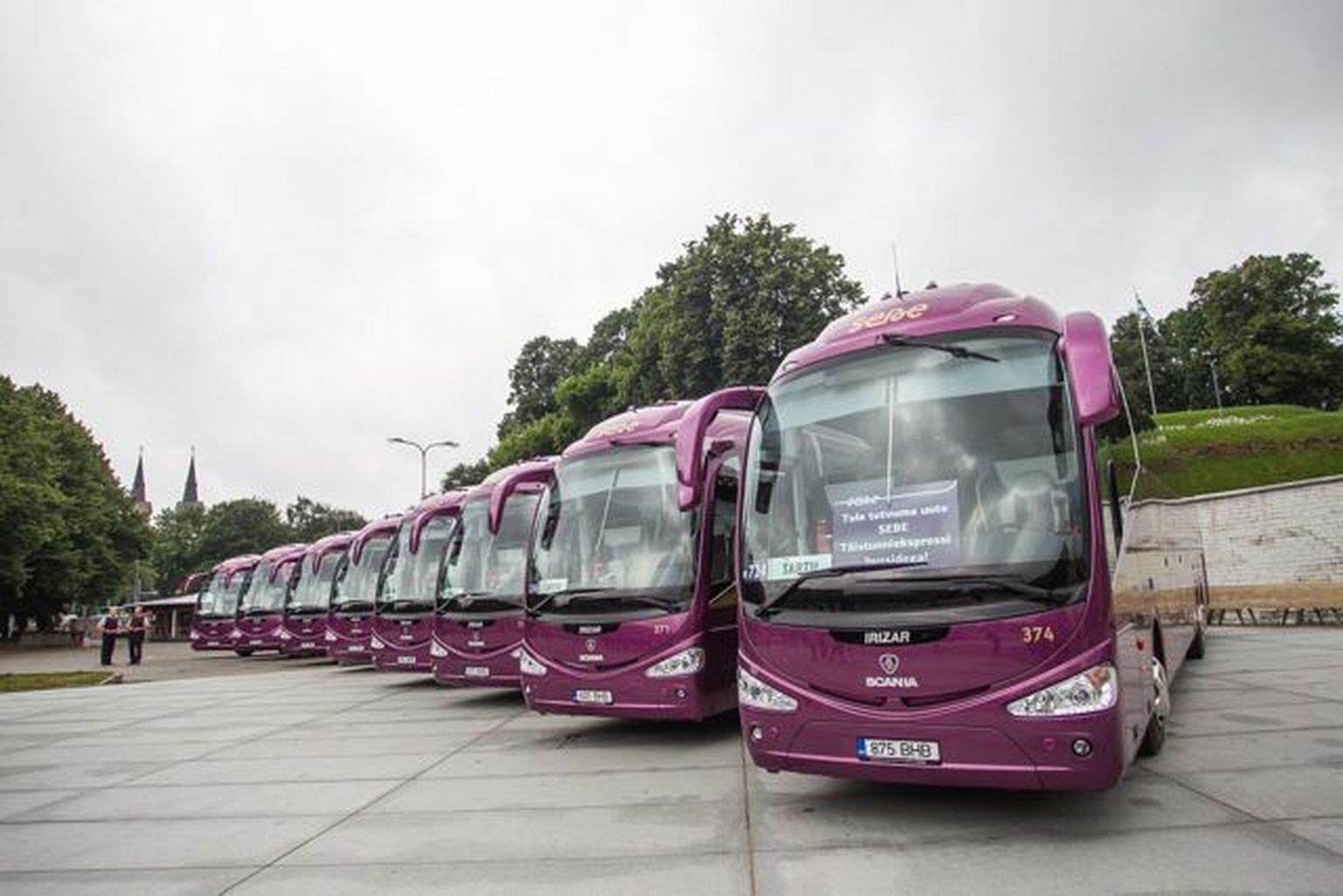 Автобусная фирма SEBE представила восемь новых экспресс-автобусов.