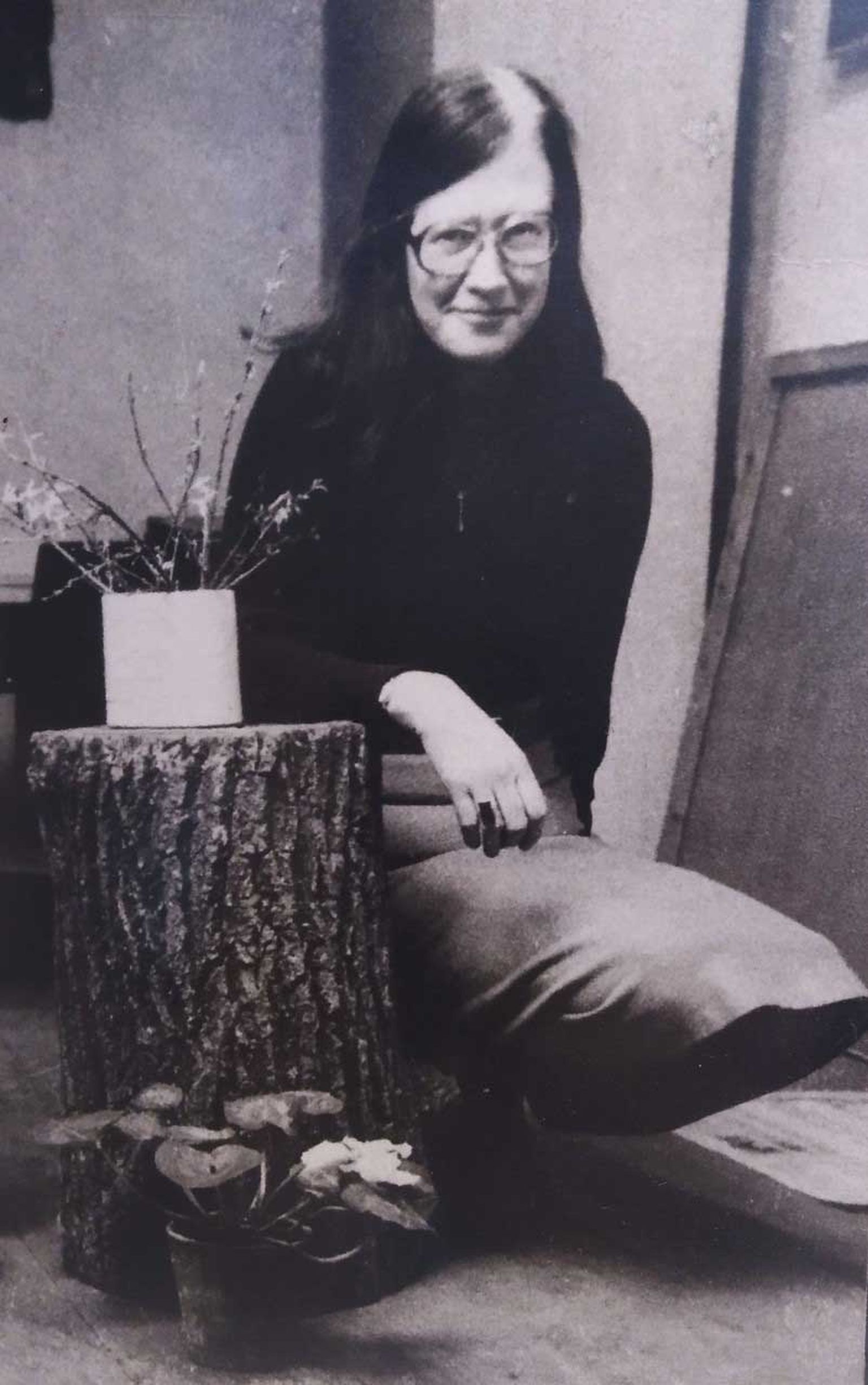 Māra Kažociņa savā darbnīcā. 20. gs. 70. gadus vidus.