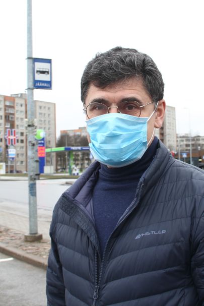 Сергей носит маску в общественных местах и говорит, что так поступают многие его коллеги.