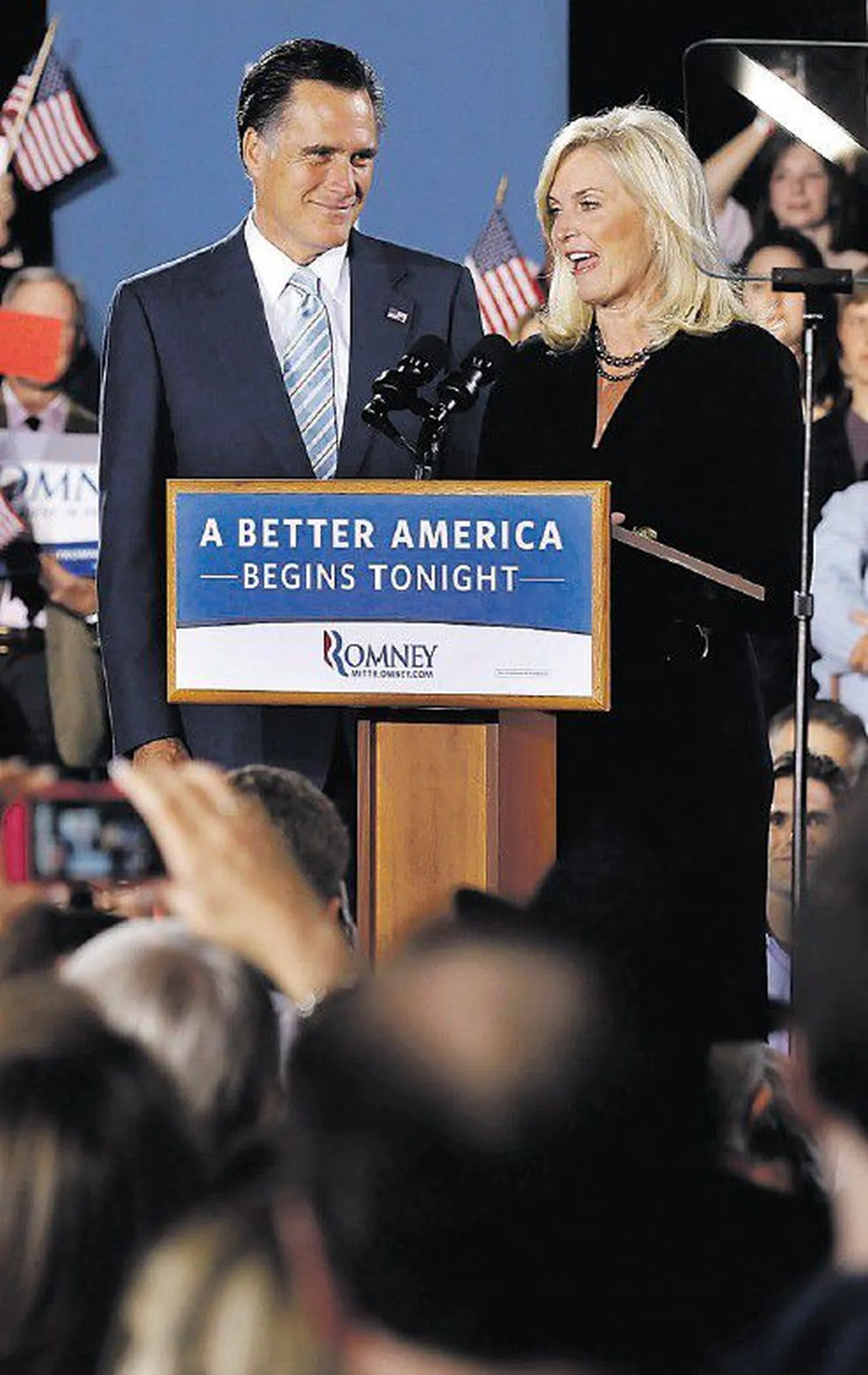 Позавчера Митт Ромни вместе с женой Энн встречался со своими сторонниками в Манчестере, штат Нью-Гэмпшир.