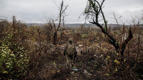 Ukrainas armija otrdien nogalinājusi vai ievainojusi 900 krievu iebrucējus