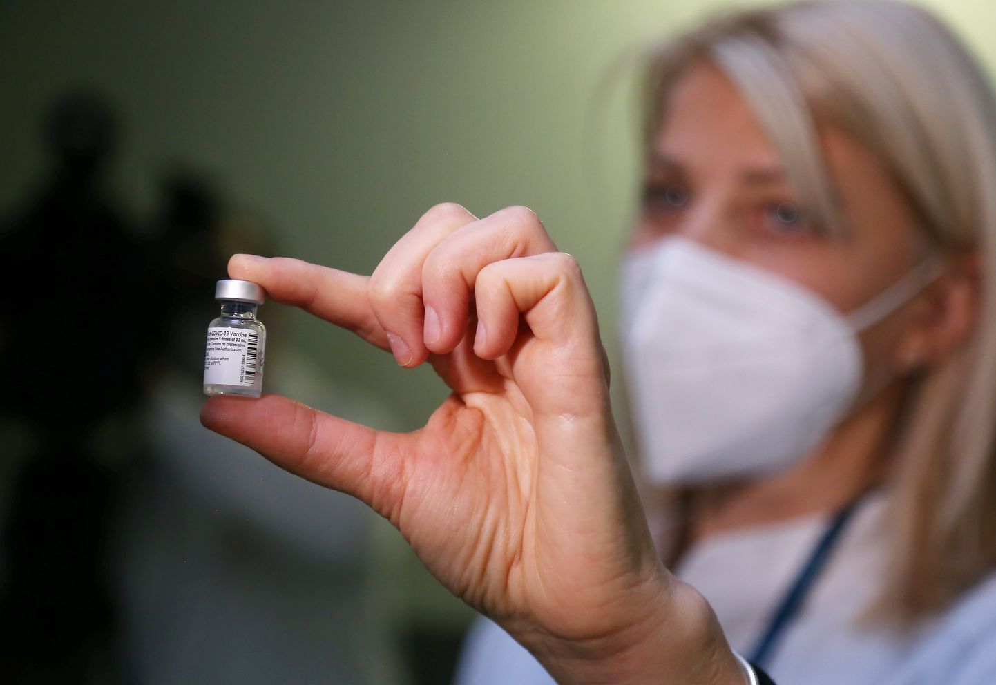Farmācijas uzņēmuma "Pfizer" un "BioNTech" ražotās vakcīnas "Comirnaty" pret Covid-19 injicēšanu uzsāk Rīgas Austrumu klīniskās universitātes slimnīcas stacionārā "Gaiļezers". Ilustratīvs attēls.