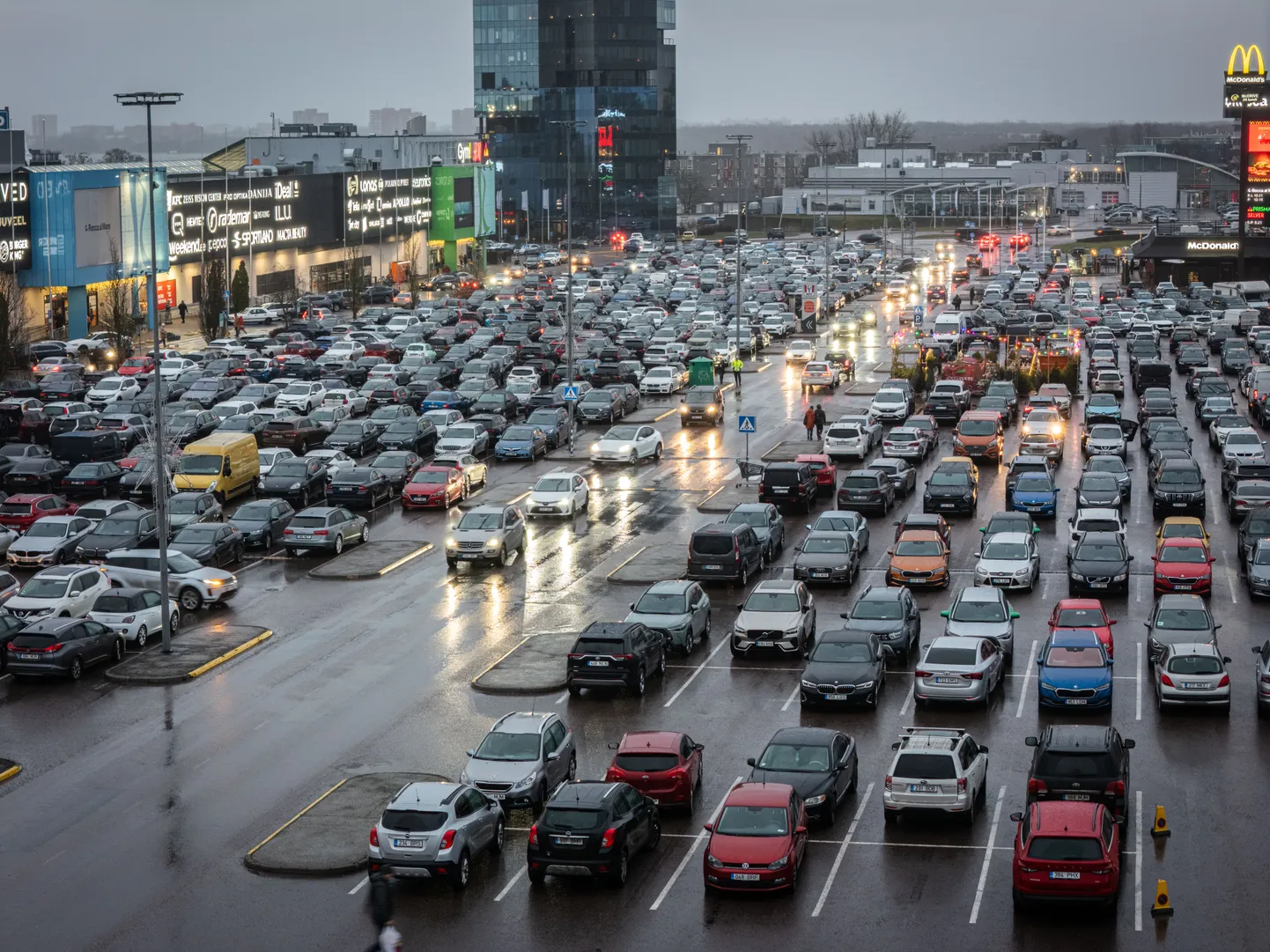 Парковка торгового центра.