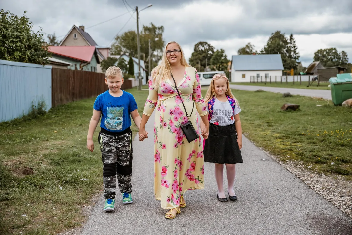 Koodi pere lastel on koolitee küll selgeks õpitud, kuid ema Selina tunneb muret sellepärast, et kaaslastega üle tee minnes unustatakse ise ohutuses veenduda.