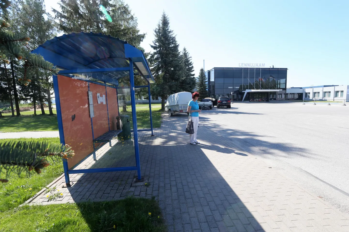 Tartu lennujaama bussipeatusse käivad küll päeval maakonnaliinide bussid, kuid neist pole abi öistel lennureisijatel.