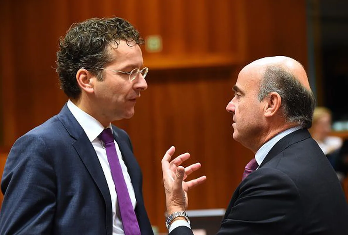 Dijsselbloem (vasakul) vestleb hispaanlasest rivaali de Guindosega eurogrupi koosolekul detsembris.