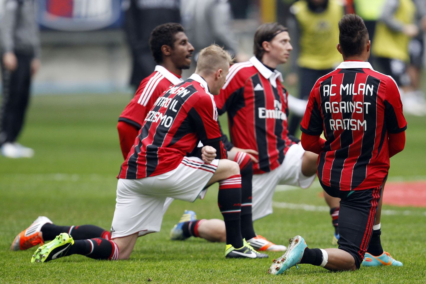 AC Milani mängijad (paremal Kevin-Prince Boateng) kandsid pärast vahejuhtumit rassismi vastase sõnumiga särke.