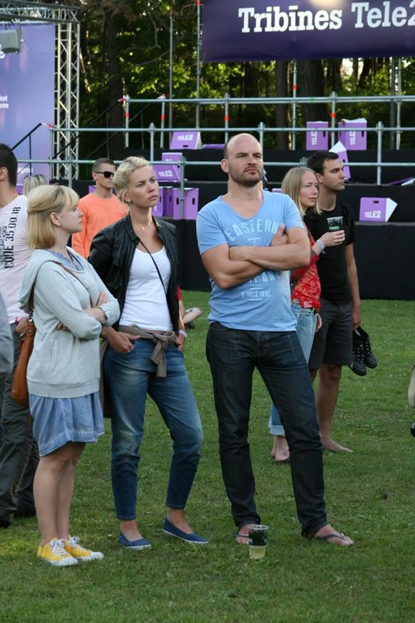 Muusikafestival Positivus, esimese päeva melu; Fotol Hanna-Liina Võsa, Kaija Serka ja Rasmus Kagge