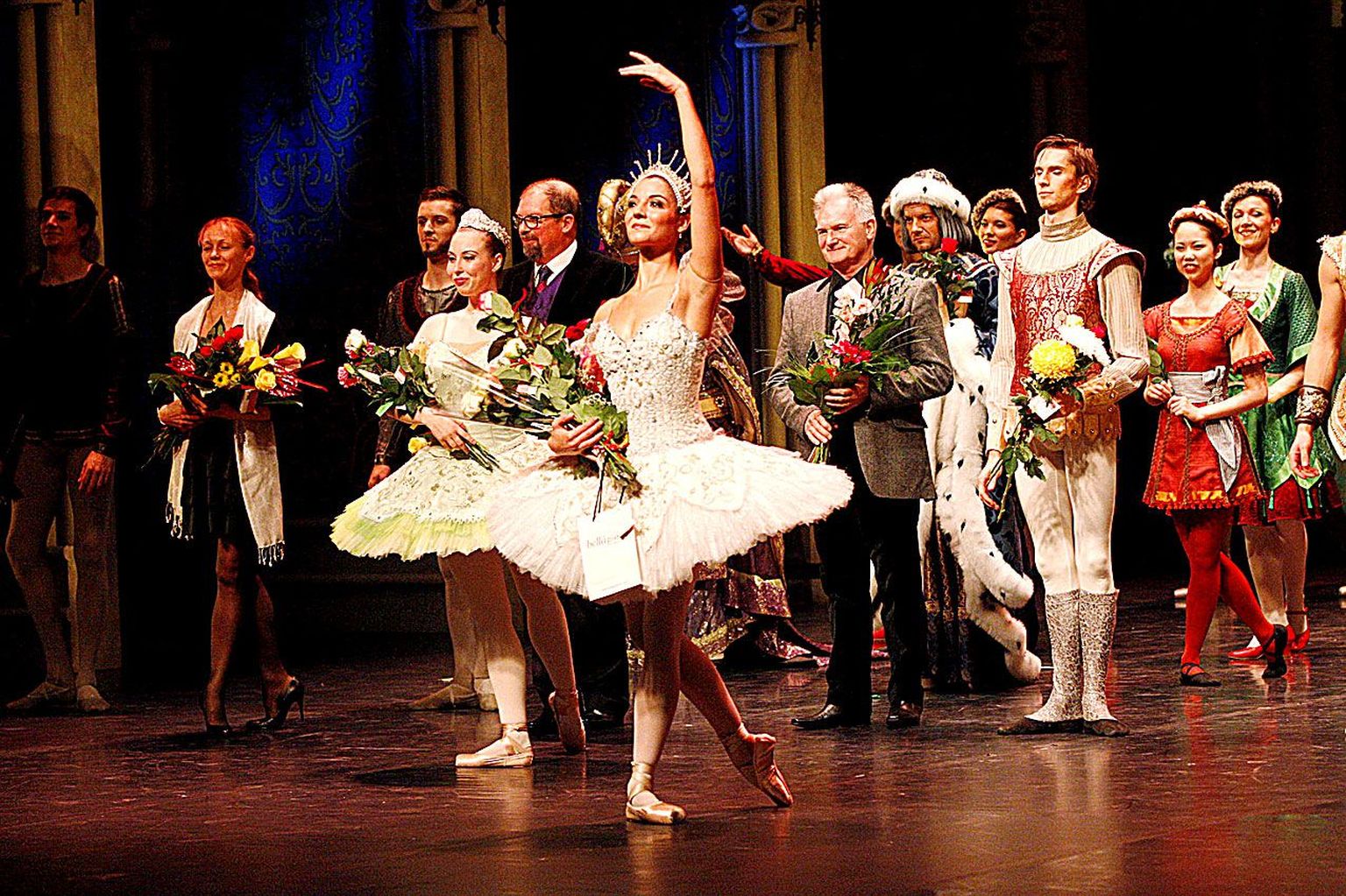 Klassikalise balleti «Raimonda» esietendusel laupäeval tantsis nimiosas Maria Engel (esiplaanil). Lõpuaplausis tuli lavale ka lavastaja-koreograaf Jelena Pankova (vasakul).