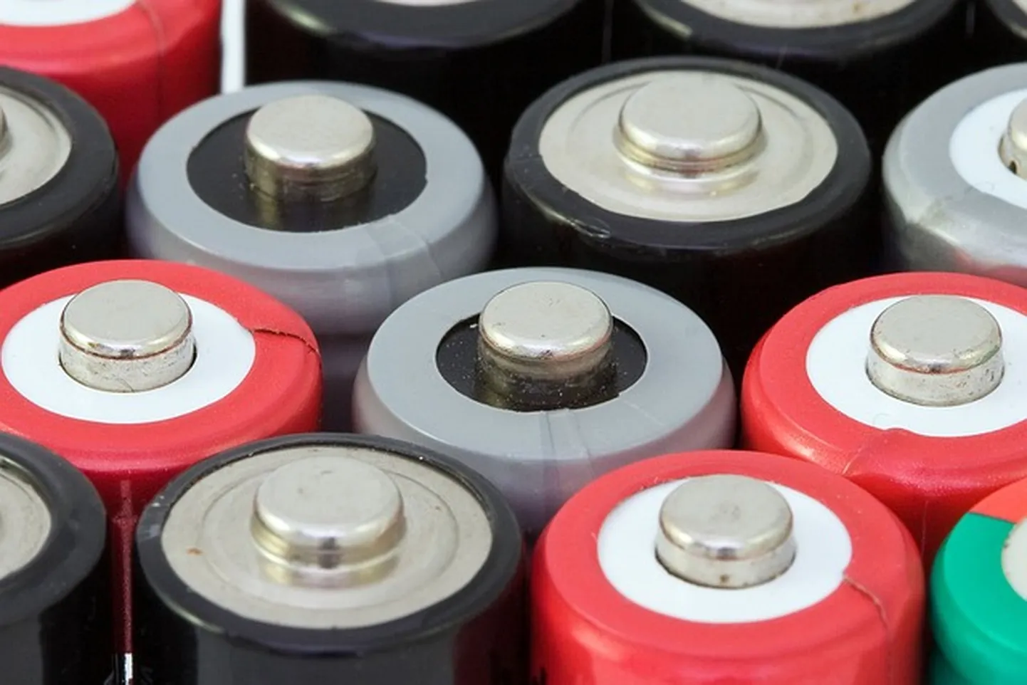 Tulevikus võib olla energiasalvestus auto osa (näiteks autokere) ja eraldi akut selle jaoks pole vaja. Rootsi teadlastel õnnestus piisavalt tugev ja piisavalt energiat salvestav lahendus juba valmis teha.
