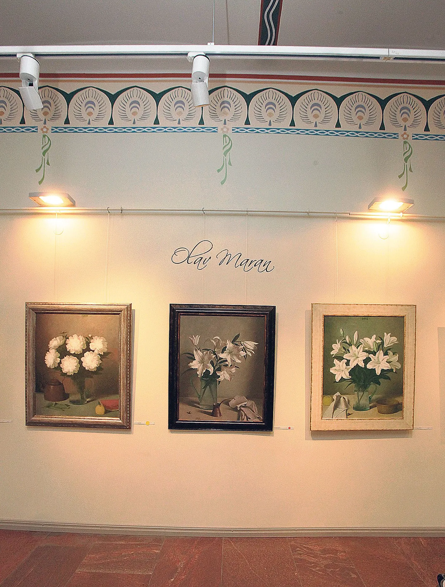 Olav Maran on lilli kujutanud argise tõe ja tõelisusega: «Pojengid arbuusi ja õunaga» (2013, vasakult), «Valged liiliad klaaskannus» (2002) ja «Valged liiliad õunaga» (2012).