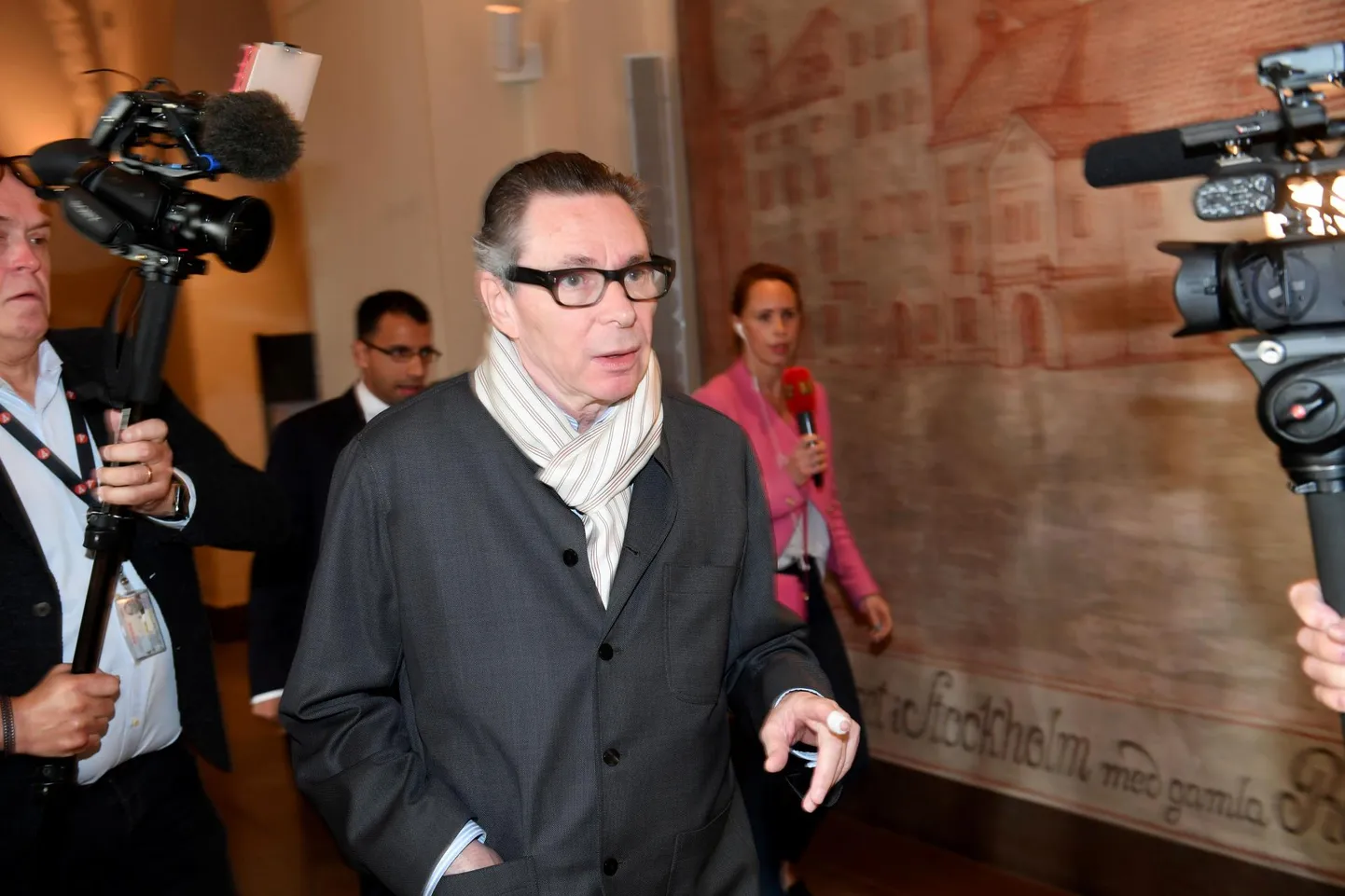 Vägistamises süüdistatud Jean-Claude Arnault pidi eile kohtusse jõudes ajakirjanike eest põgenema.