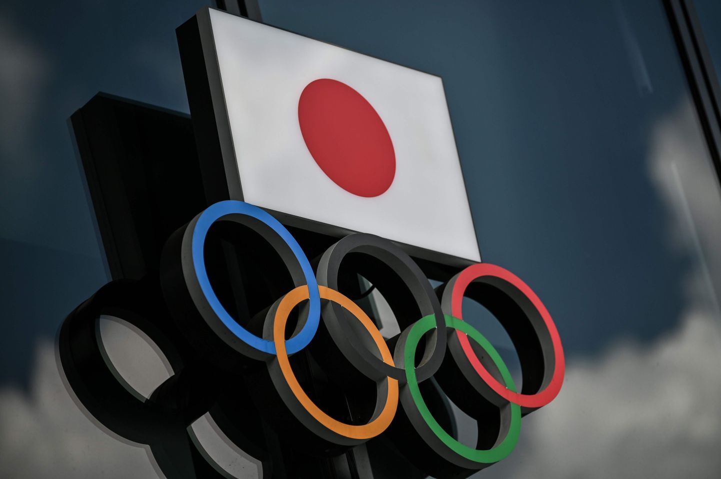 Olümpiarõngad Tokyo olümpiamuuseumi fassaadil.