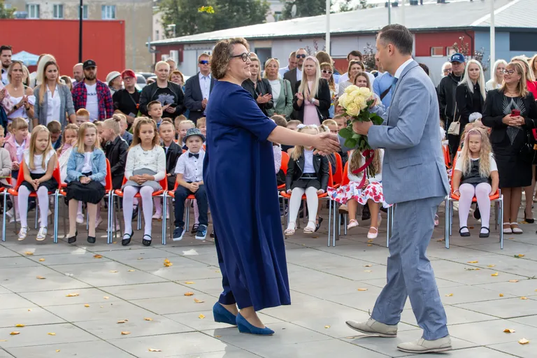 Lüganuse vallavanem Dmitri Dmitrijev õnnitles uut koolijuhti Ave Szymaneli. "See õppeaasta algab kõigile natukene teistmoodi, aga loodan, et kõik need muutused on kokkuvõttes positiivsed," ütles vallavanem.