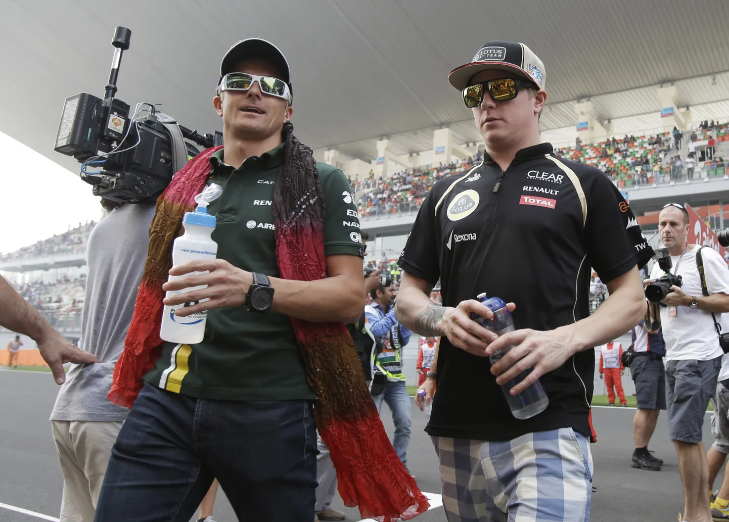 Heikki Kovalainen (vasakul) koos kaasmaalase Kimi Räikköneniga, kellel on järgmiseks aastaks olemas leping Lotuse vormel-1 tiimiga.
