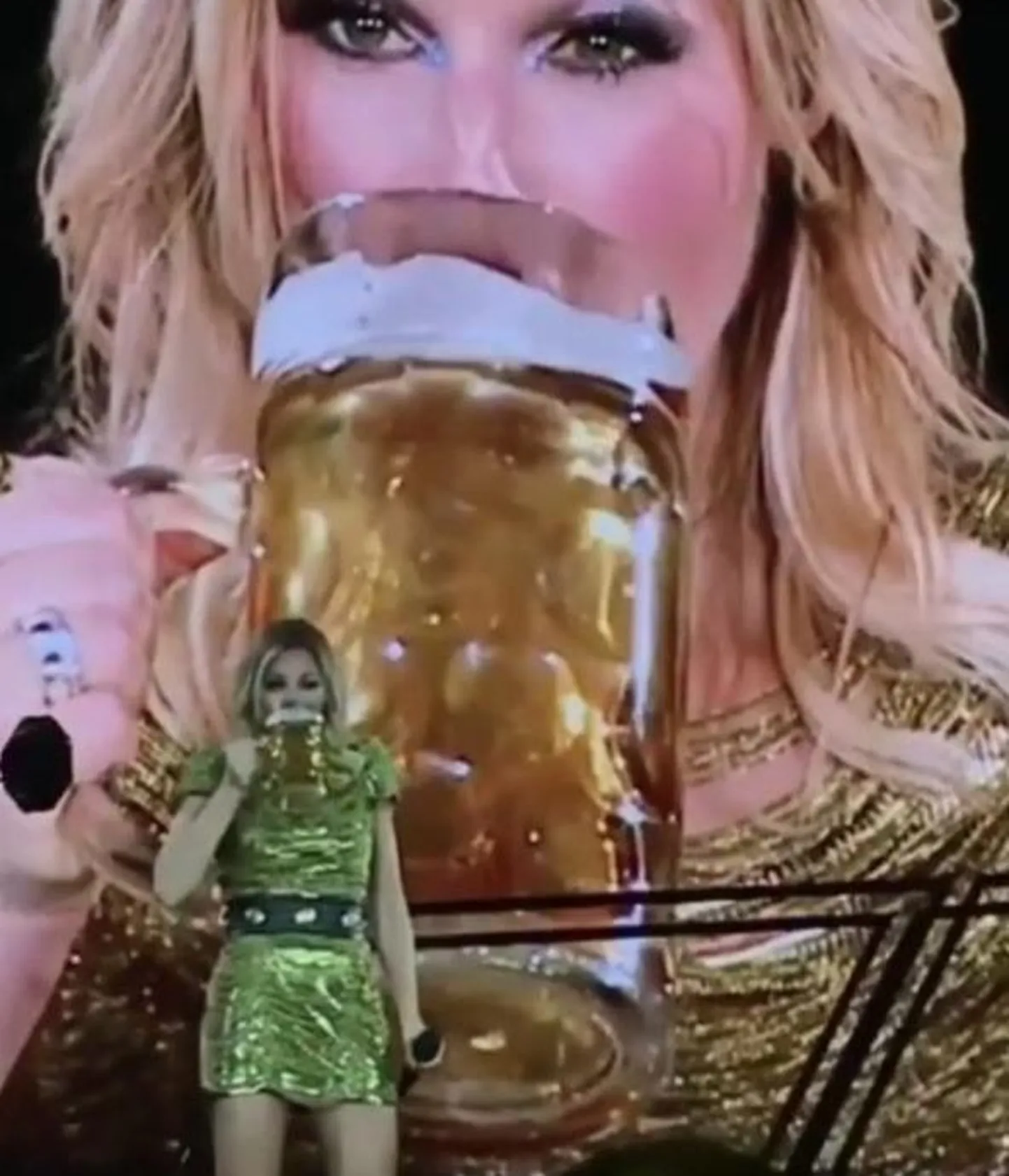 Helene Fisher õlut joomas