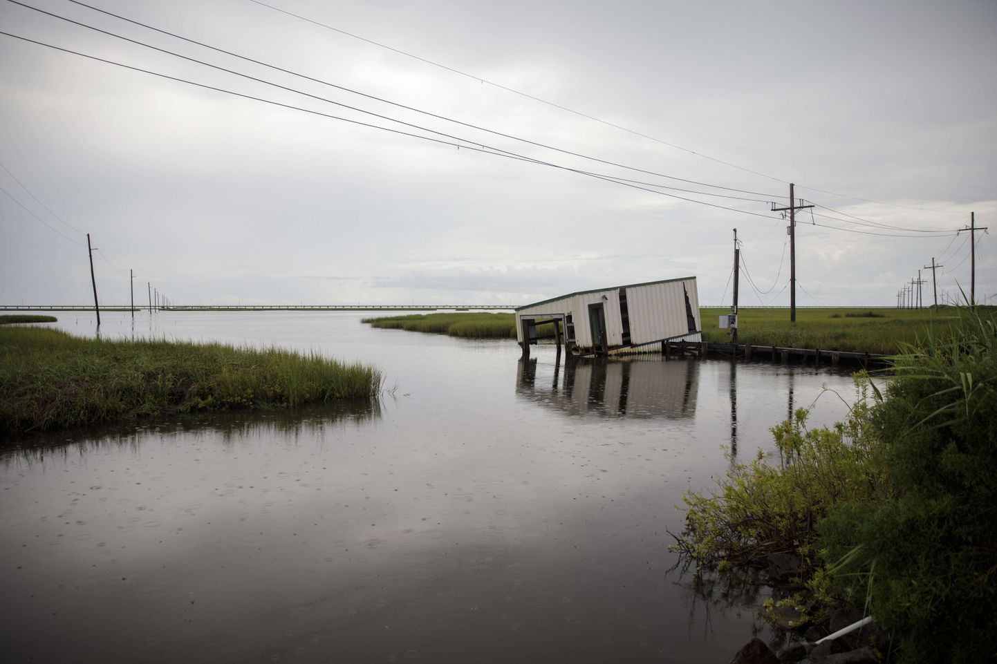 Leeville, Louisiana. Kalameeste paadikuur on jäänud tõusvale mereveele jalgu.