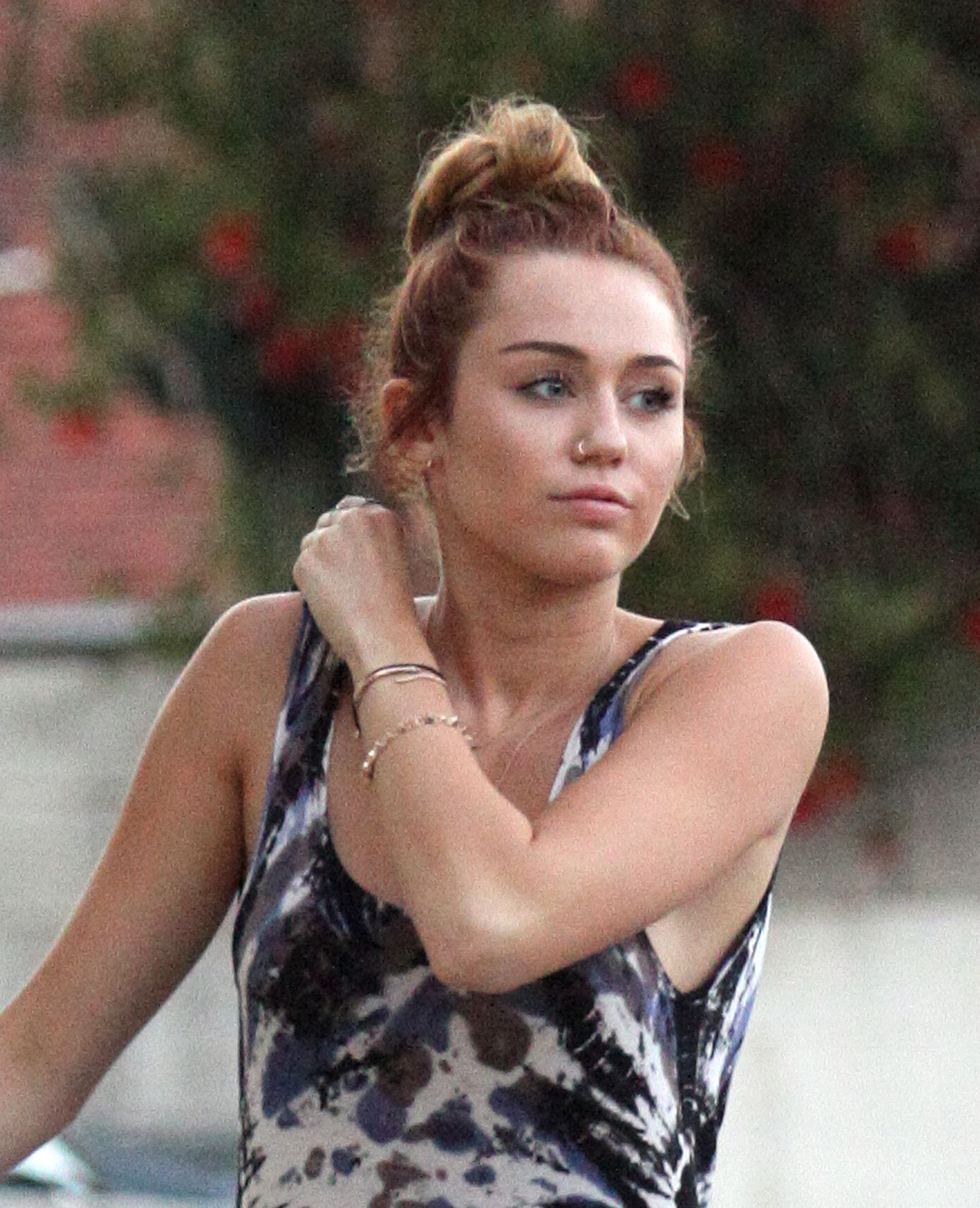 Popstaar Miley Cyrus sai tuntuks Disney kanali muusikast ja naerudest pakatavas sarjas «Hannah Montana». Cyrus on aga tõdenud, et sarja võtteplatsil toimuv muutis tema elu... ja mitte ainult heas mõttes.