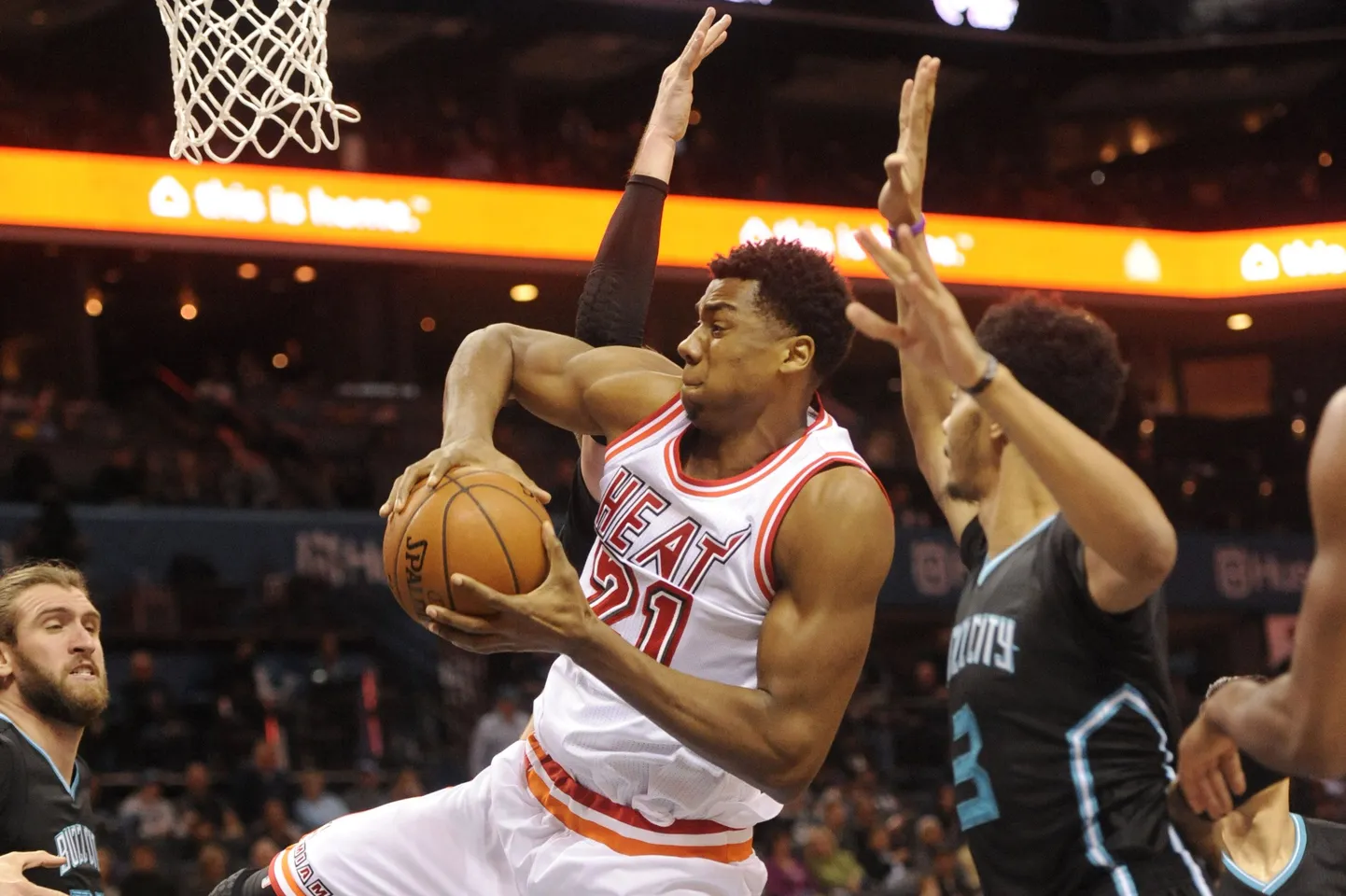 Hassan Whiteside (palliga) viskas 10 punkti, võttis 10 lauapalli ja pani 10 kulpi.