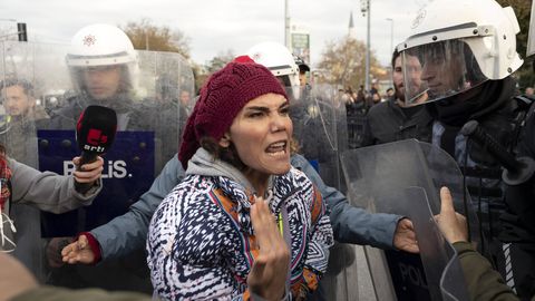 ВИДЕО ⟩ В Турции задержаны протестующие против насилия над женщинами